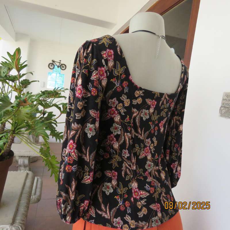 FOSHINI stretch rayon cropped slip over black floral top size 36.