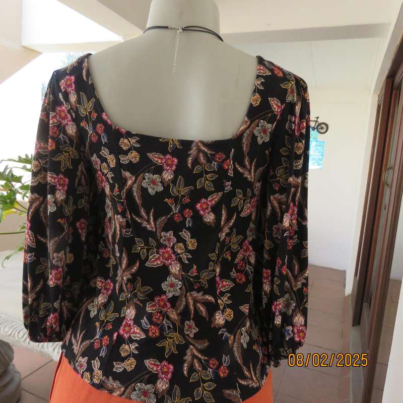 FOSHINI stretch rayon cropped slip over black floral top size 36.