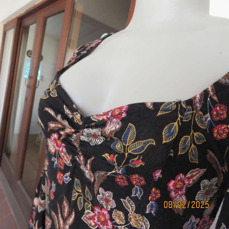 FOSHINI stretch rayon cropped slip over black floral top size 36.