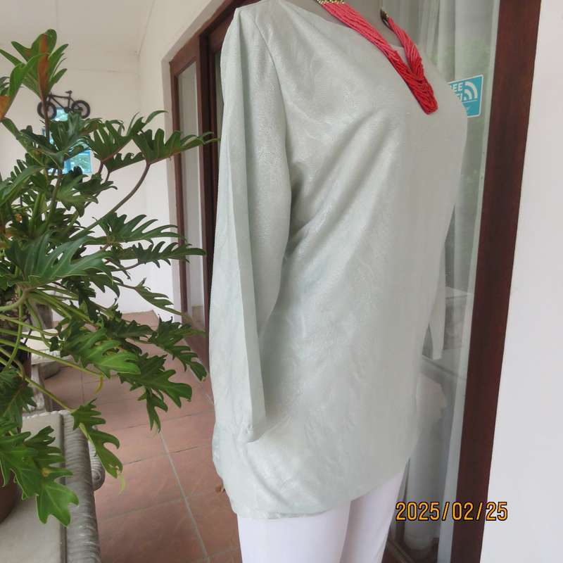 Fabulous pale mint green EXACT size 40 long sleeve slip over top in stretch textured polyester.