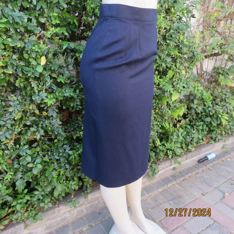 Absolute best quality pure new wool navy pencil lined skirt by DAKS of LONDON. Size 34.Brand new con