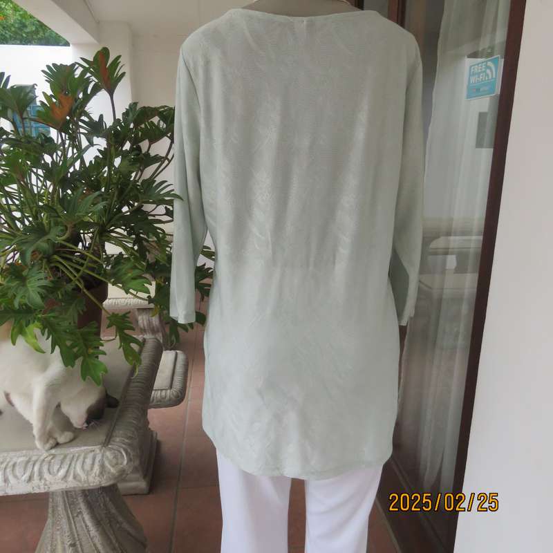 Fabulous pale mint green EXACT size 40 long sleeve slip over top in stretch textured polyester.