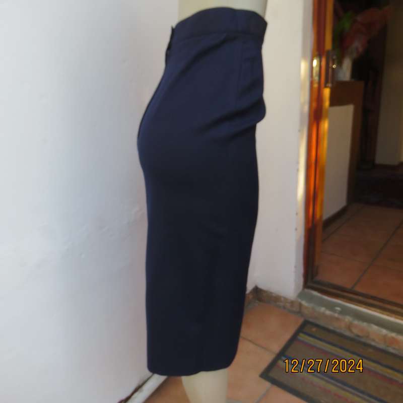 Absolute best quality pure new wool navy pencil lined skirt by DAKS of LONDON. Size 34.Brand new con