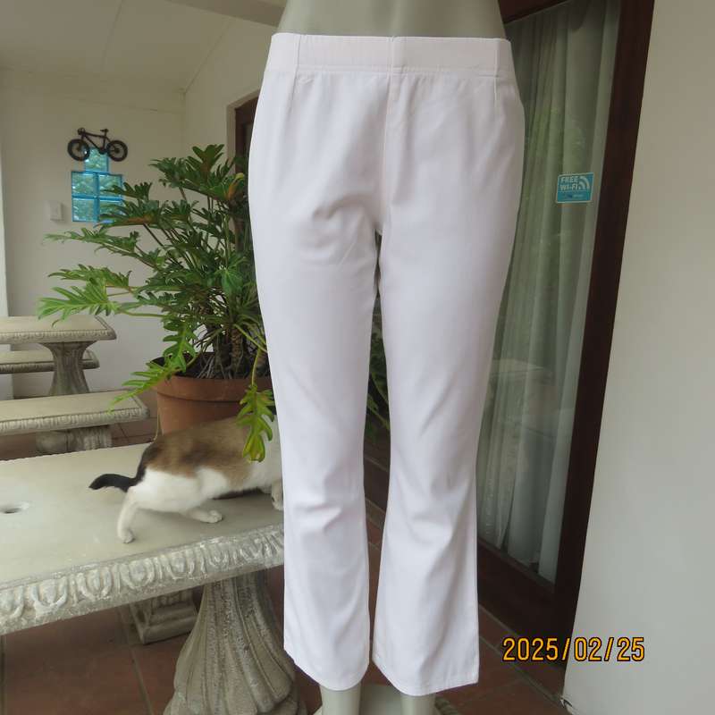 WOOLWORTHS white comfy cotton stretch bootlegged pants. Size 34. Elasticated waist. As new cond.