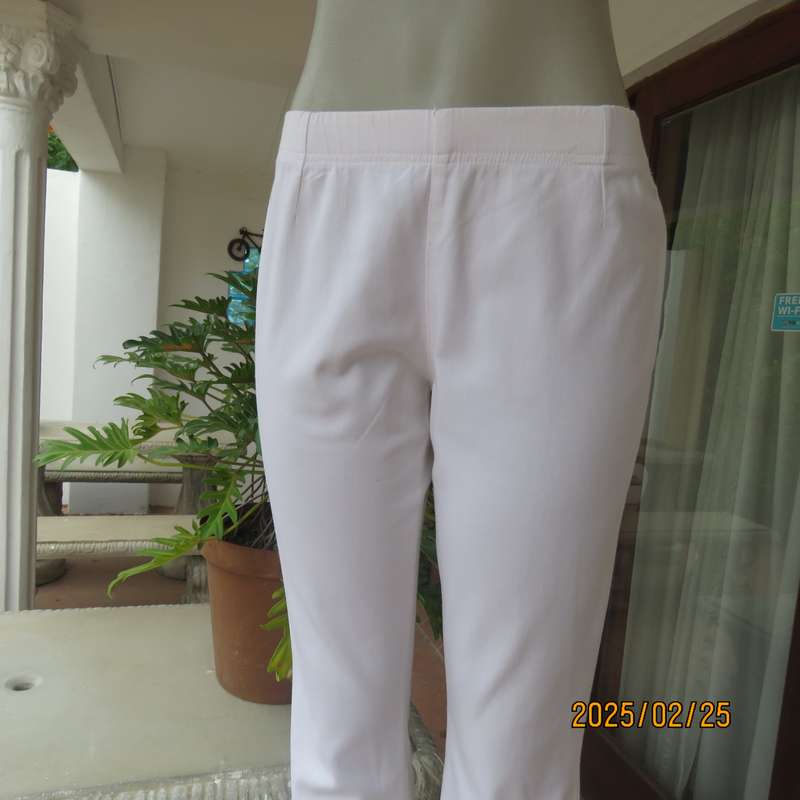 WOOLWORTHS white comfy cotton stretch bootlegged pants. Size 34. Elasticated waist. As new cond.