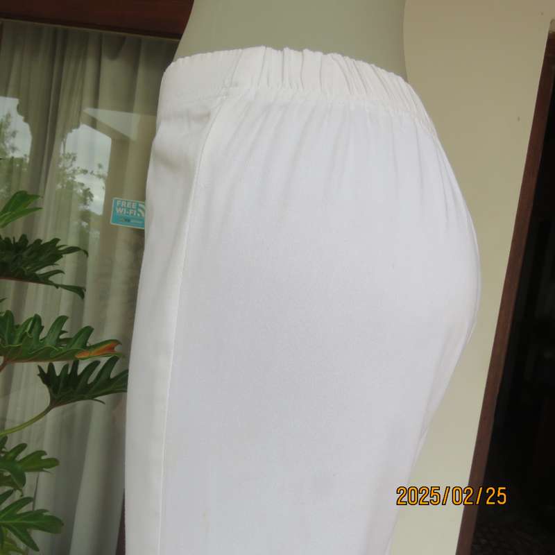 WOOLWORTHS white comfy cotton stretch bootlegged pants. Size 34. Elasticated waist. As new cond.