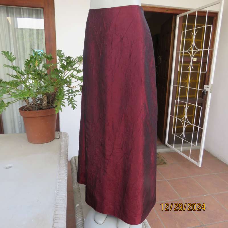 Luxury shiny creased poly/satin long lined skirt in A-Line. Bandless/back zip. Size 36. New cond.
