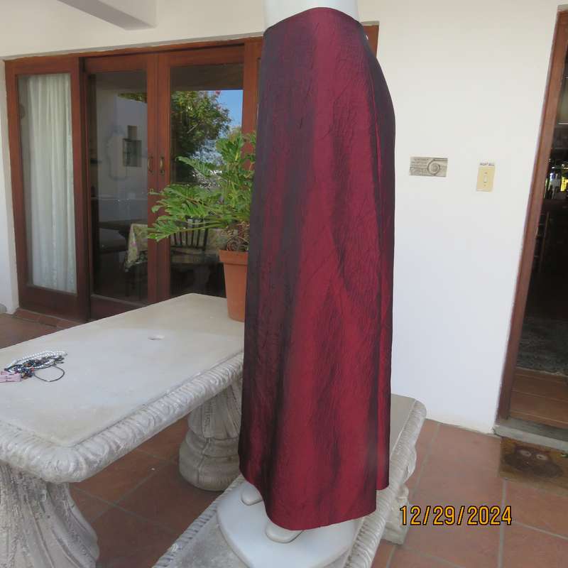 Luxury shiny creased poly/satin long lined skirt in A-Line. Bandless/back zip. Size 36. New cond.