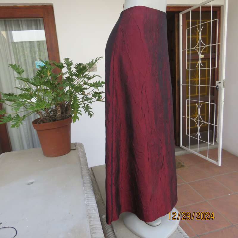 Luxury shiny creased poly/satin long lined skirt in A-Line. Bandless/back zip. Size 36. New cond.