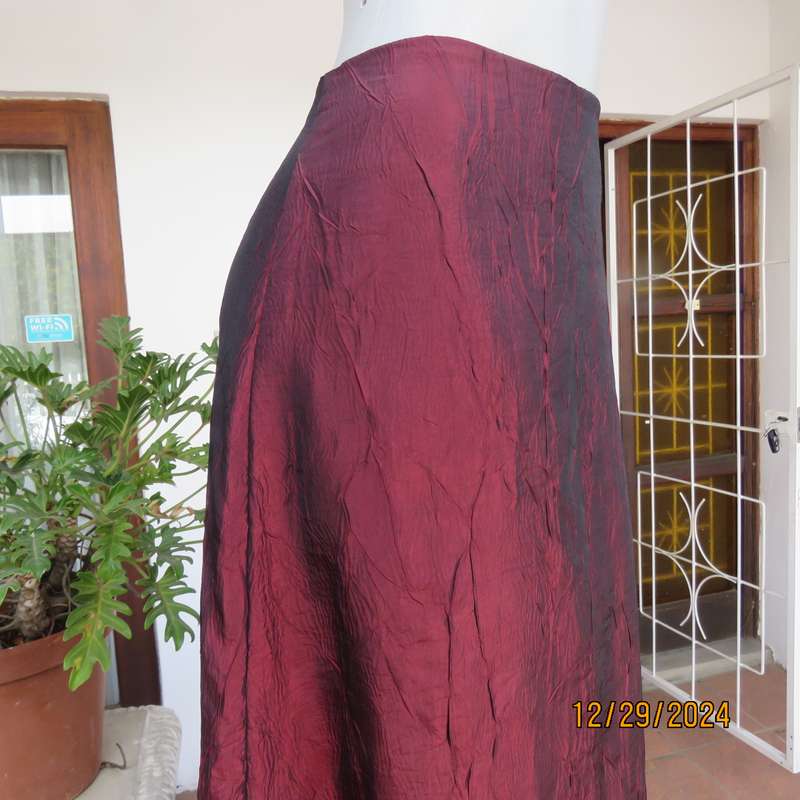 Luxury shiny creased poly/satin long lined skirt in A-Line. Bandless/back zip. Size 36. New cond.