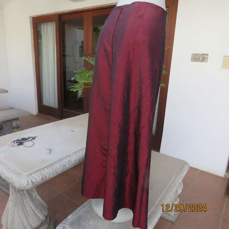 Luxury shiny creased poly/satin long lined skirt in A-Line. Bandless/back zip. Size 36. New cond.