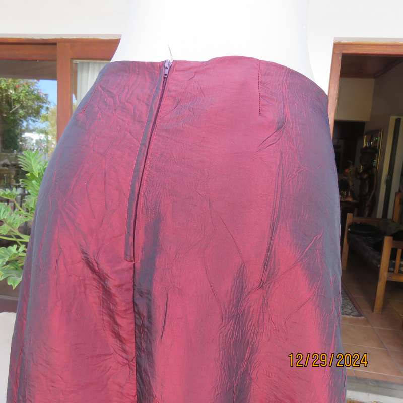 Luxury shiny creased poly/satin long lined skirt in A-Line. Bandless/back zip. Size 36. New cond.