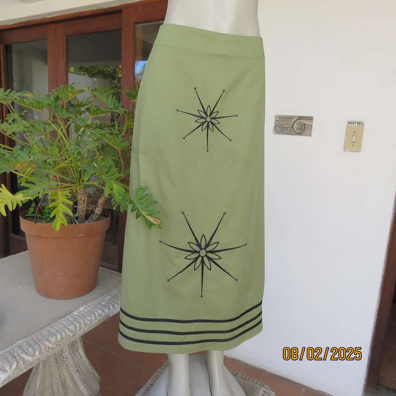 JUDY'S Pride pickle green a-line textured polyester size 40 skirt Black embroidery.