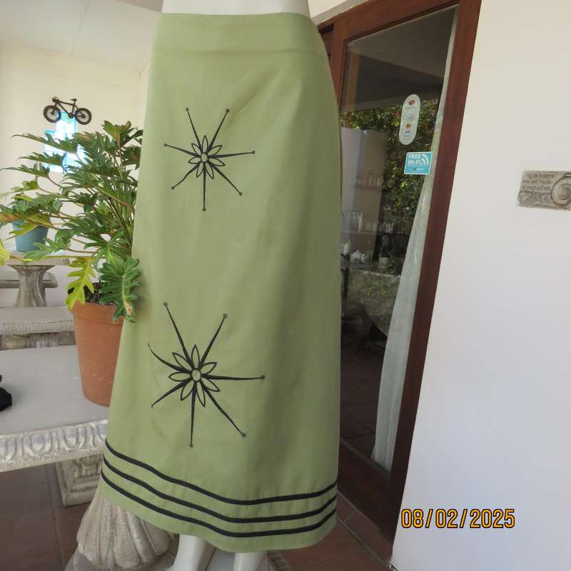 JUDY'S Pride pickle green a-line textured polyester size 40 skirt Black embroidery.