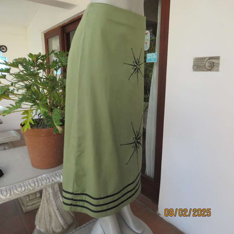 JUDY'S Pride pickle green a-line textured polyester size 40 skirt Black embroidery.