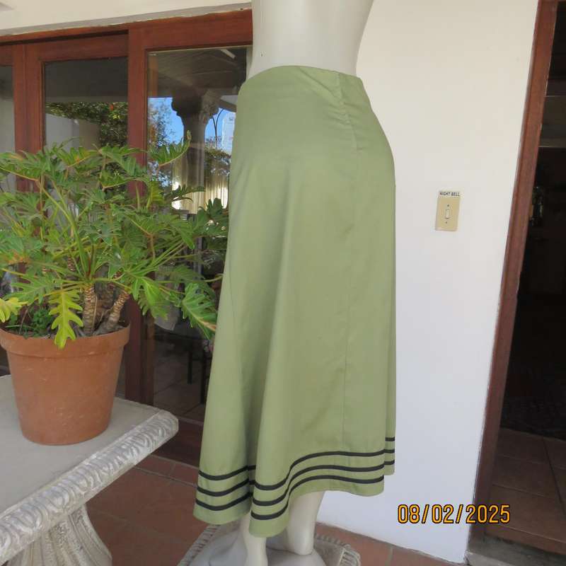 JUDY'S Pride pickle green a-line textured polyester size 40 skirt Black embroidery.