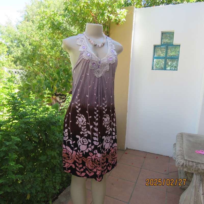 Sweet greyish pink stretch poly dress size 34 Stunning mulberry-pink floral border. Lace neckline.