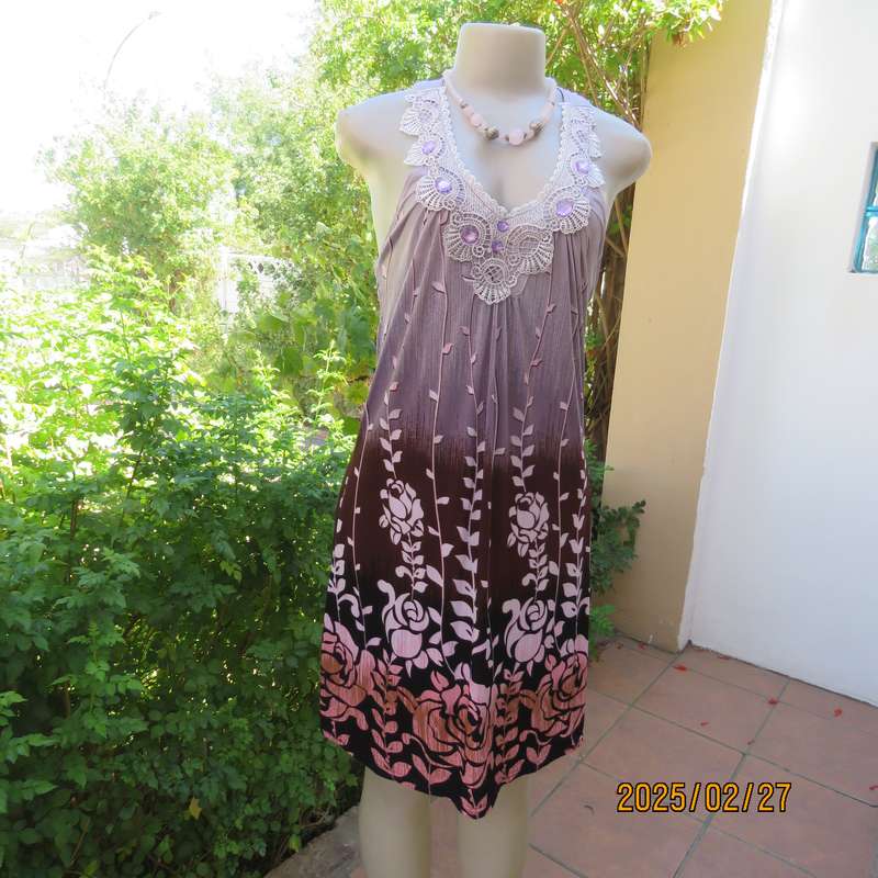 Sweet greyish pink stretch poly dress size 34 Stunning mulberry-pink floral border. Lace neckline.
