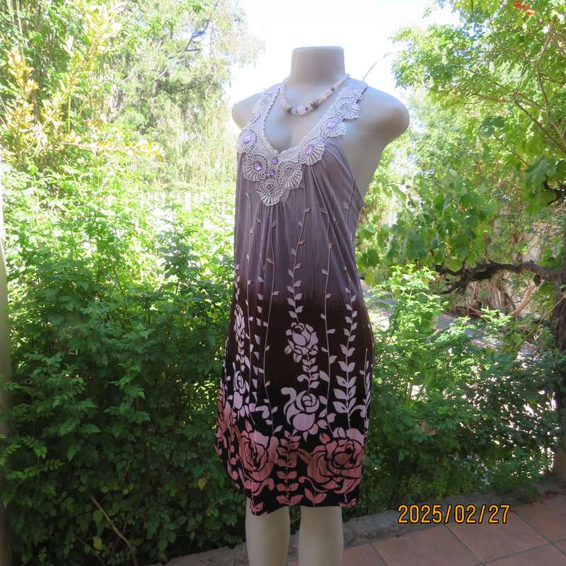 Sweet greyish pink stretch poly dress size 34 Stunning mulberry-pink floral border. Lace neckline.