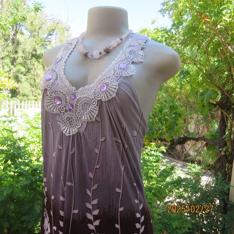 Sweet greyish pink stretch poly dress size 34 Stunning mulberry-pink floral border. Lace neckline.
