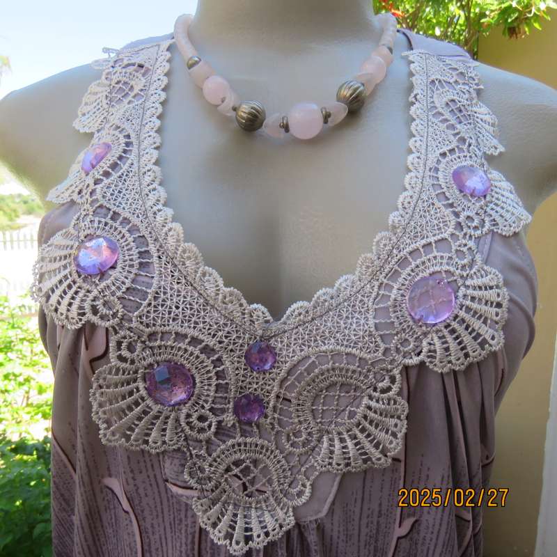 Sweet greyish pink stretch poly dress size 34 Stunning mulberry-pink floral border. Lace neckline.