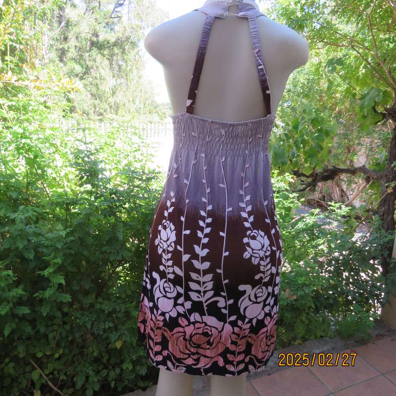 Sweet greyish pink stretch poly dress size 34 Stunning mulberry-pink floral border. Lace neckline.