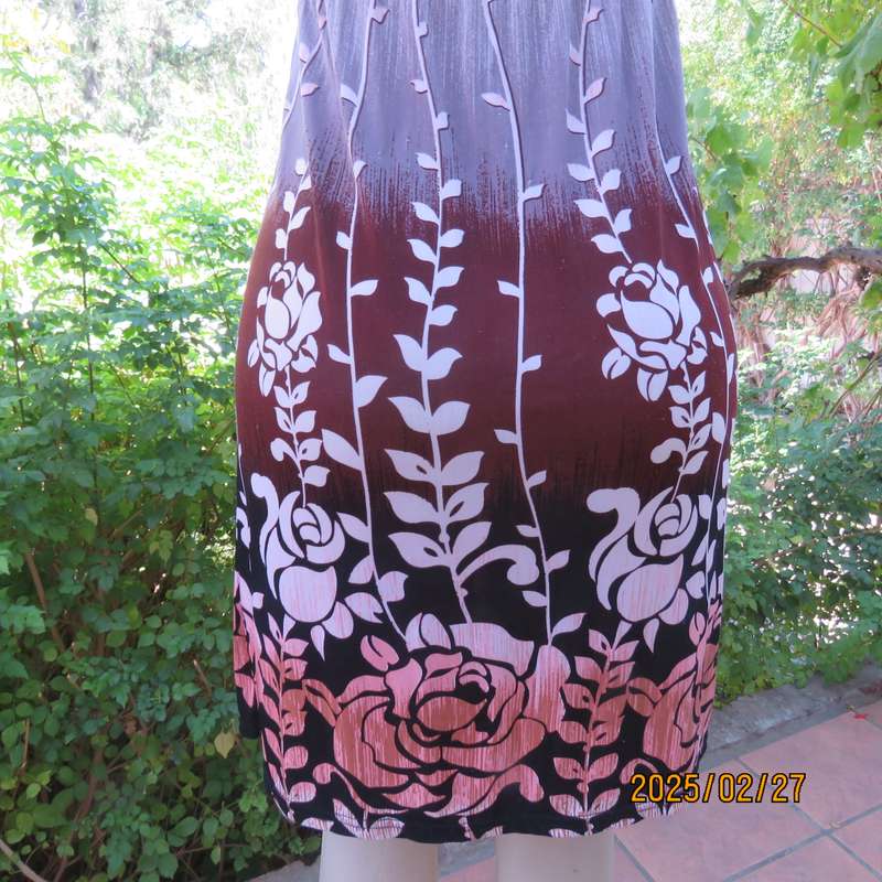 Sweet greyish pink stretch poly dress size 34 Stunning mulberry-pink floral border. Lace neckline.