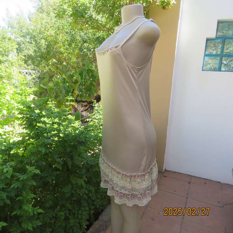 DREA my MINX amazing cream silky poly-nylon nighty. Adjustable straps. Patterned frills. Size 34.