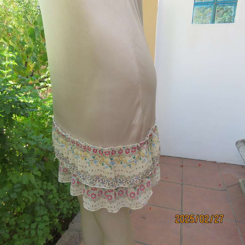 DREA my MINX amazing cream silky poly-nylon nighty. Adjustable straps. Patterned frills. Size 34.