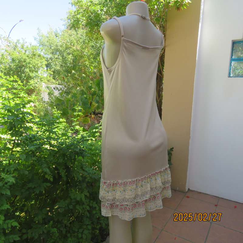 DREA my MINX amazing cream silky poly-nylon nighty. Adjustable straps. Patterned frills. Size 34.