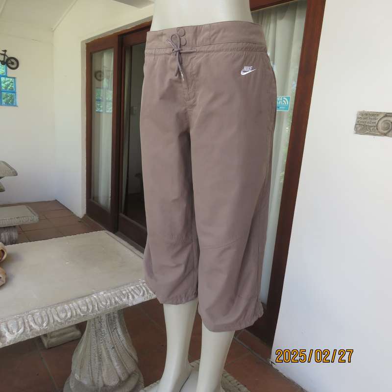 NIKE ecru colour cropped polycotton pants size 40. Side - back pockets. Drawstring waist - leg hems.