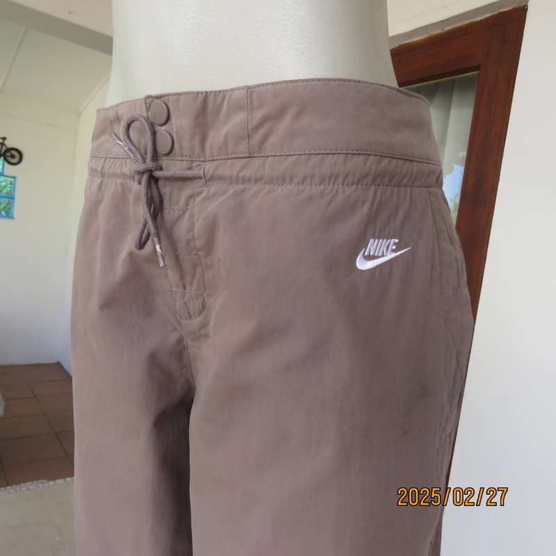 NIKE ecru colour cropped polycotton pants size 40. Side - back pockets. Drawstring waist - leg hems.