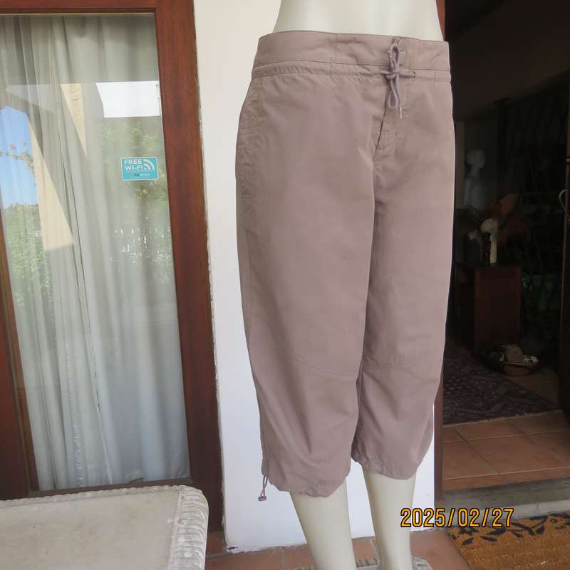 NIKE ecru colour cropped polycotton pants size 40. Side - back pockets. Drawstring waist - leg hems.