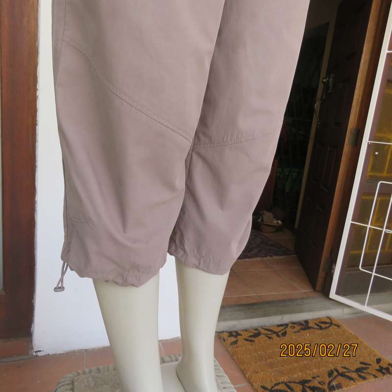 NIKE ecru colour cropped polycotton pants size 40. Side - back pockets. Drawstring waist - leg hems.