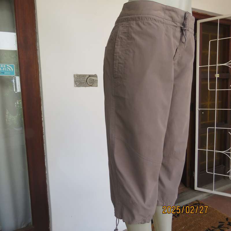 NIKE ecru colour cropped polycotton pants size 40. Side - back pockets. Drawstring waist - leg hems.