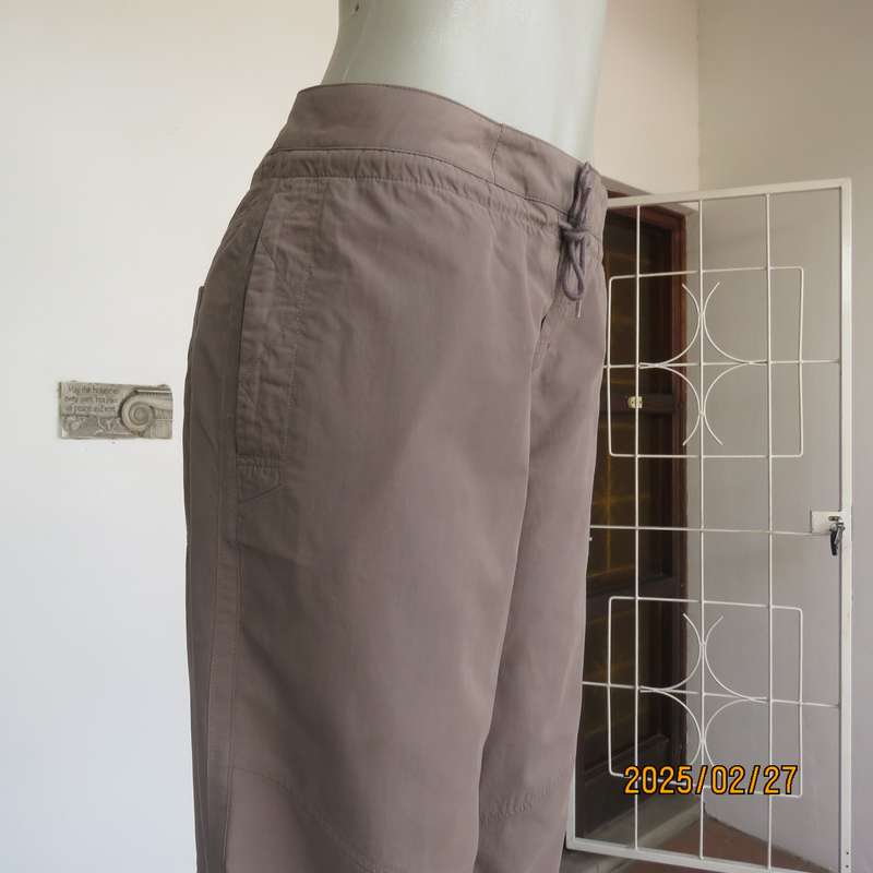 NIKE ecru colour cropped polycotton pants size 40. Side - back pockets. Drawstring waist - leg hems.