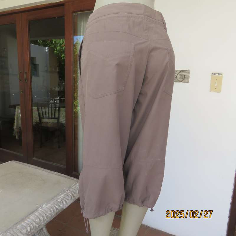NIKE ecru colour cropped polycotton pants size 40. Side - back pockets. Drawstring waist - leg hems.