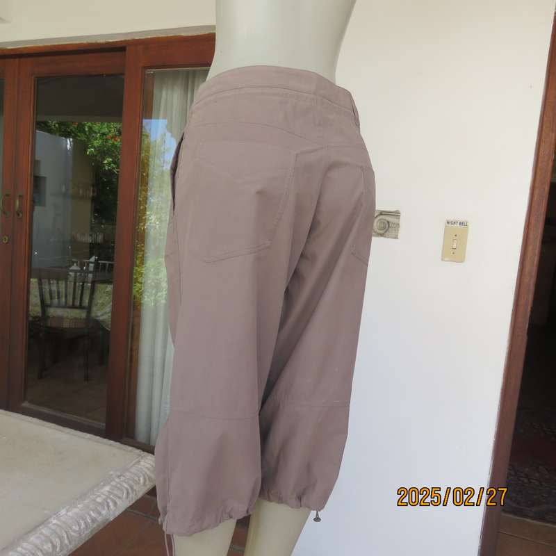 NIKE ecru colour cropped polycotton pants size 40. Side - back pockets. Drawstring waist - leg hems.