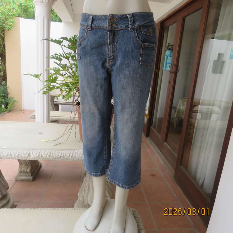 CHARTER CLUB blue denim cropped jeans. Size 38. Five front pockets. Two at back.Cotton stretch.