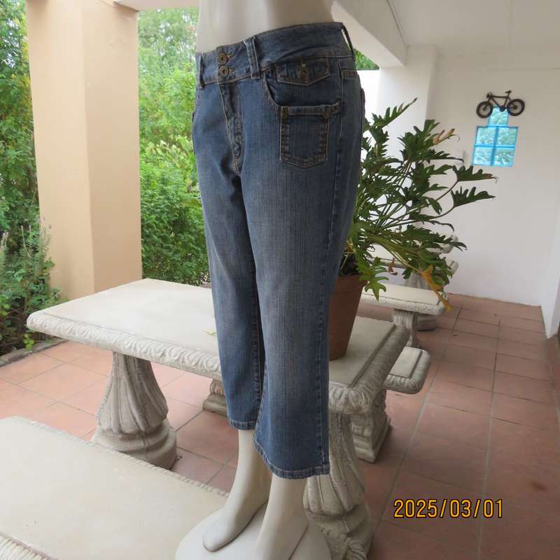 CHARTER CLUB blue denim cropped jeans. Size 38. Five front pockets. Two at back.Cotton stretch.