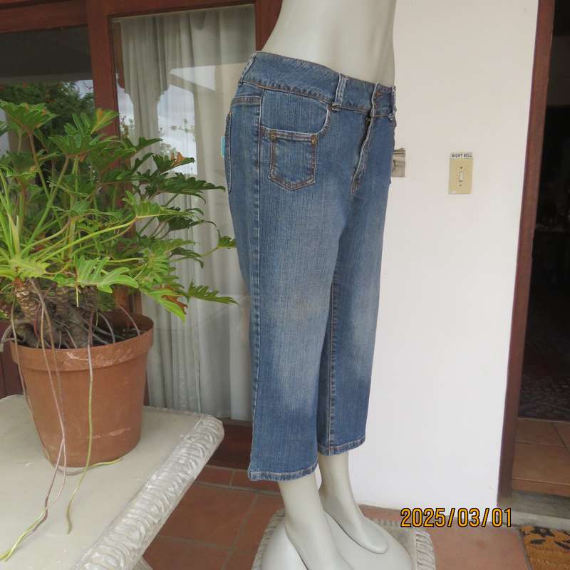 CHARTER CLUB blue denim cropped jeans. Size 38. Five front pockets. Two at back.Cotton stretch.