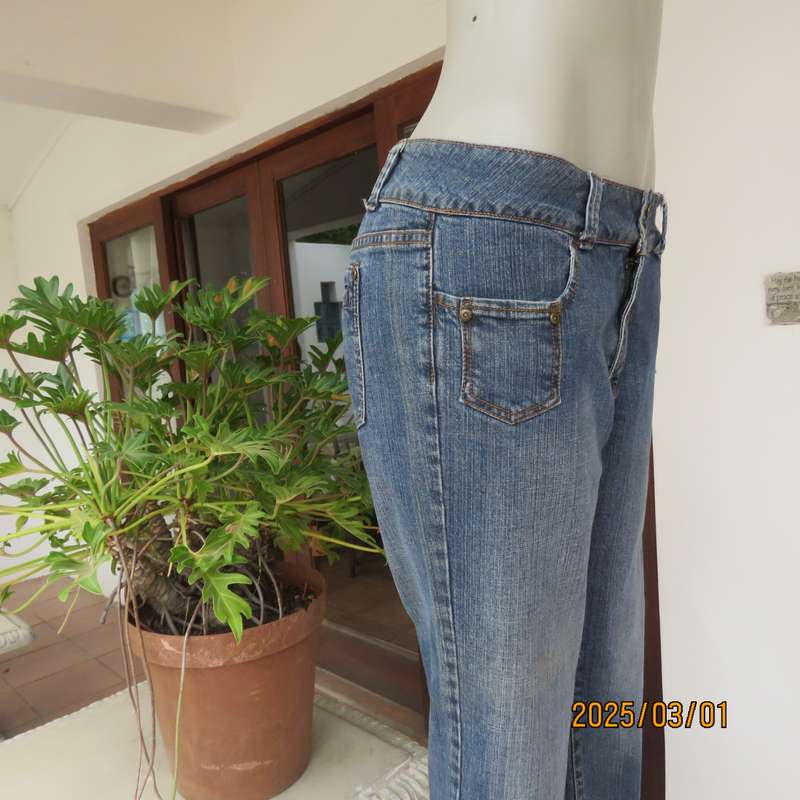 CHARTER CLUB blue denim cropped jeans. Size 38. Five front pockets. Two at back.Cotton stretch.