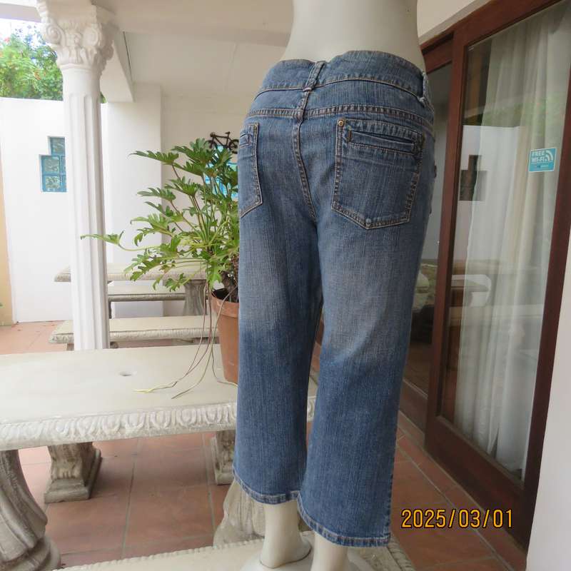 CHARTER CLUB blue denim cropped jeans. Size 38. Five front pockets. Two at back.Cotton stretch.