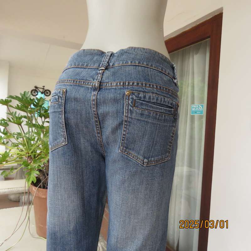 CHARTER CLUB blue denim cropped jeans. Size 38. Five front pockets. Two at back.Cotton stretch.