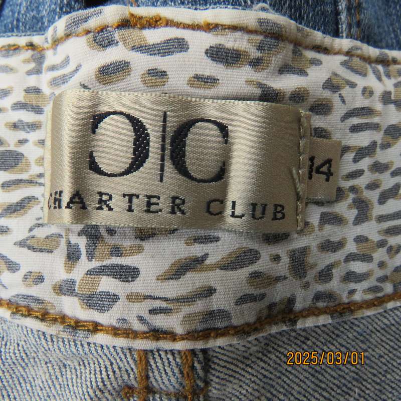 CHARTER CLUB blue denim cropped jeans. Size 38. Five front pockets. Two at back.Cotton stretch.