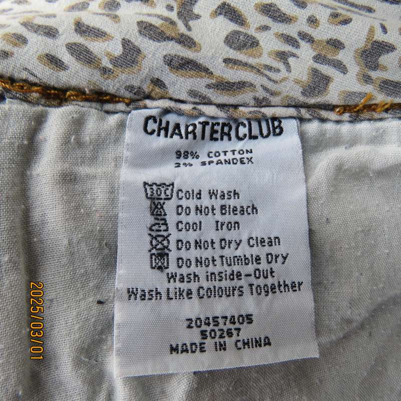 CHARTER CLUB blue denim cropped jeans. Size 38. Five front pockets. Two at back.Cotton stretch.