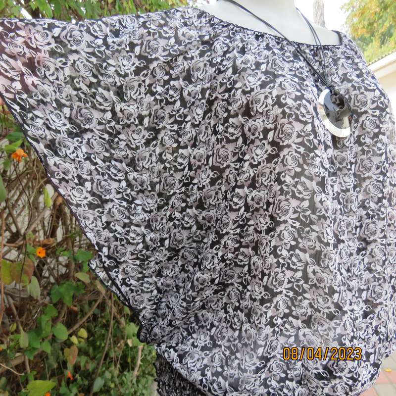 WOOLWORTHS black-white floral sheer polyester top. Wide short cut-on sleeves. Size 38