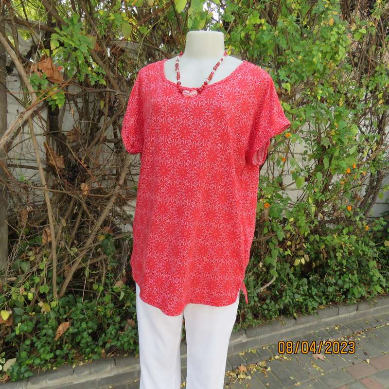 Red and white soft stretch polyester slip over top with tiny cut-on sleeves. Size 40