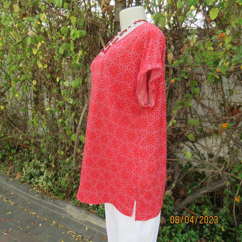Red and white soft stretch polyester slip over top with tiny cut-on sleeves. Size 40