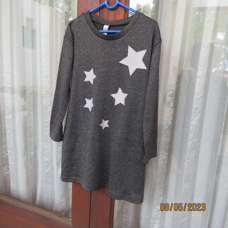 FRIENDS Inc. grey mottled long sleeve dress with 5 silver stars. Girl 9 to 10 years.